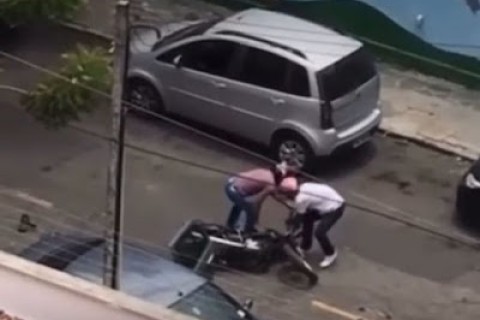 Dupla de assaltantes se atrapalha no momento do crime, caem de moto e se machucam na ação