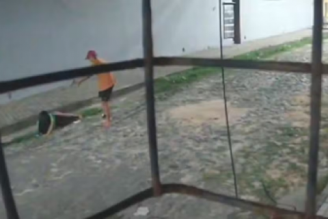 Mulher foge de tentativa de homicídio, cai na rua e escapa após arma falhar na hora do disparo